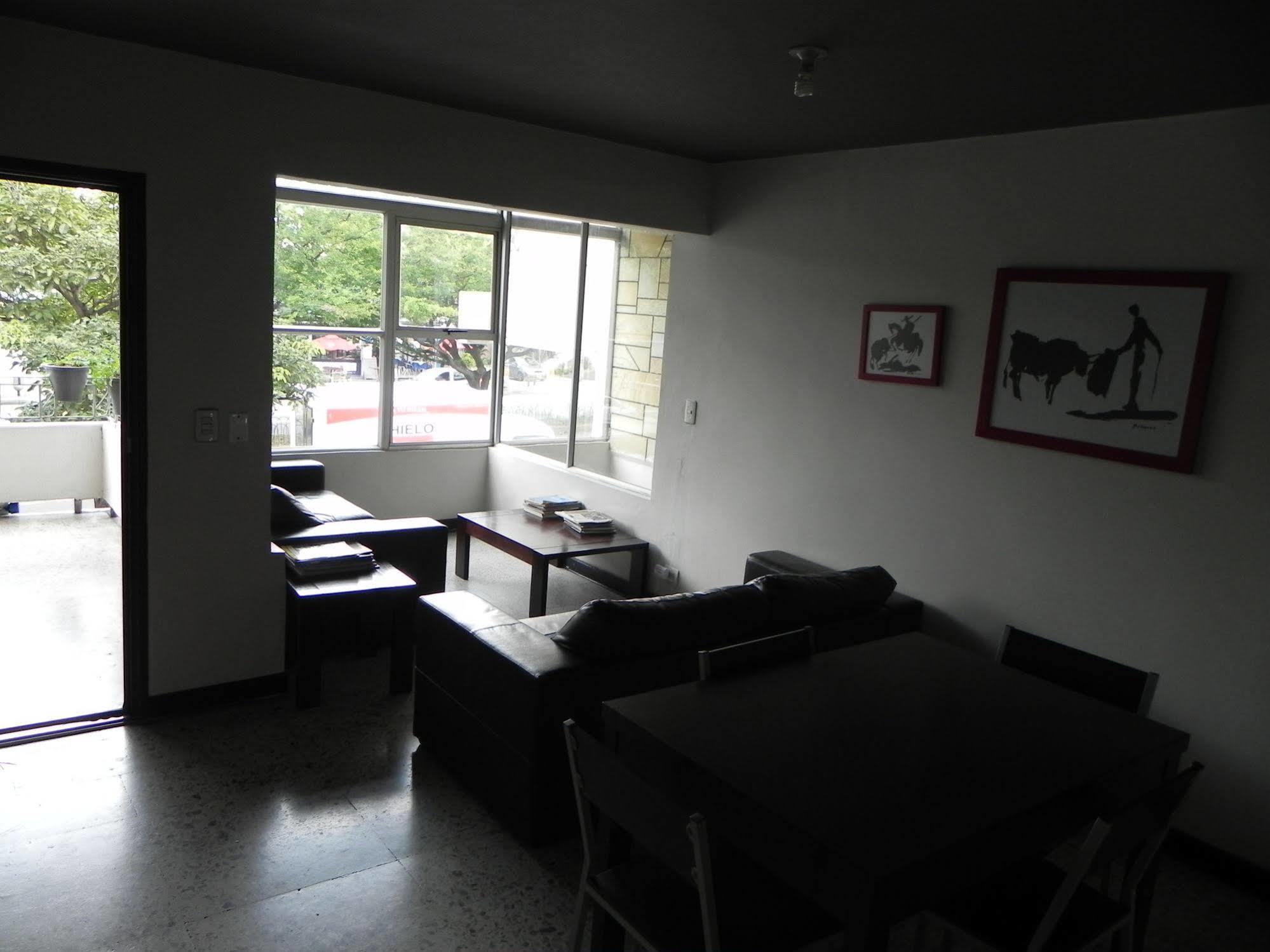 Hostal Tamarindo Inn Medellin Exterior photo