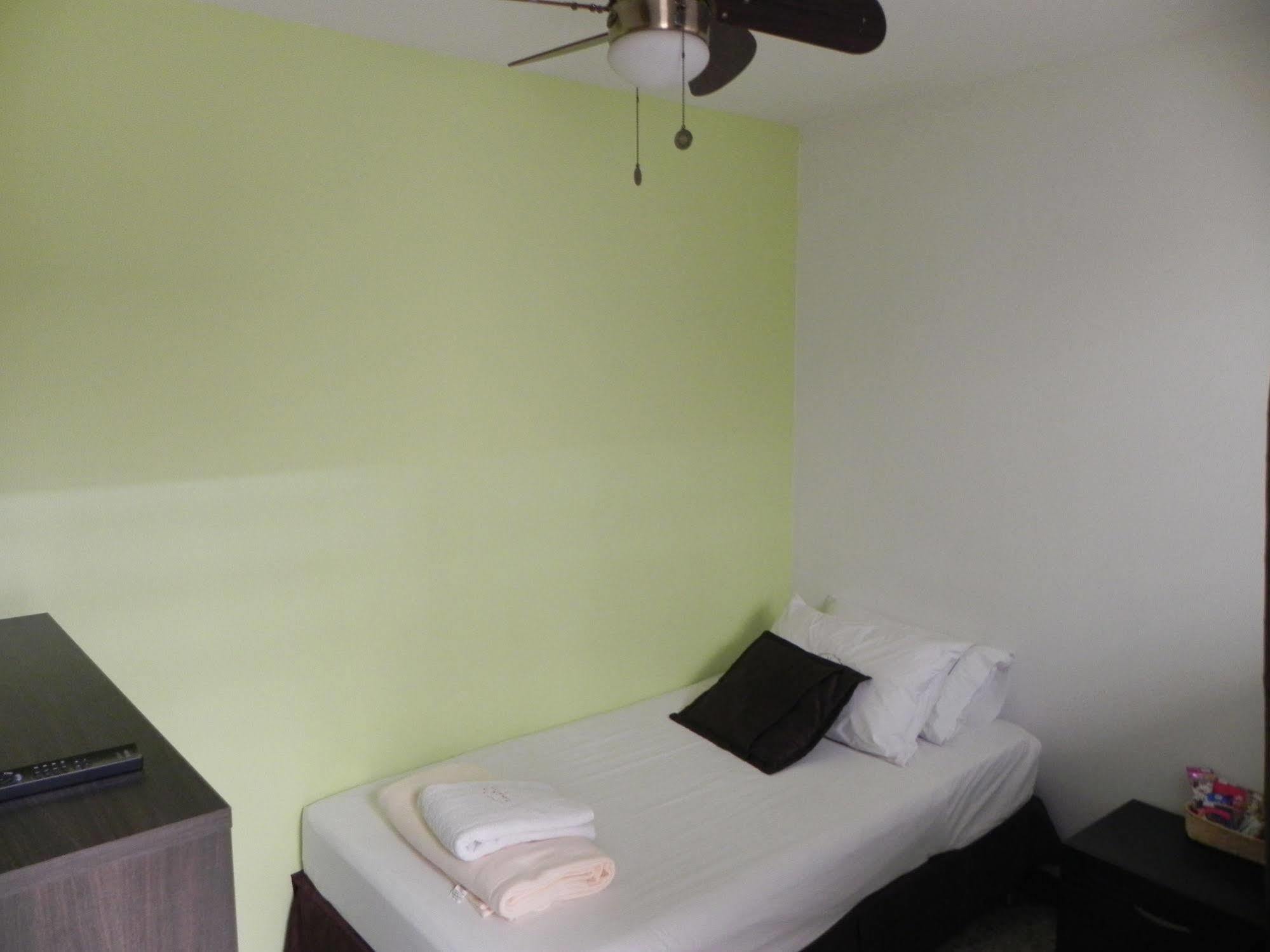 Hostal Tamarindo Inn Medellin Exterior photo