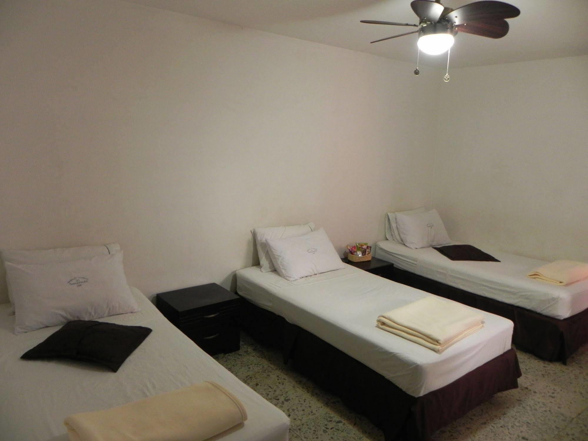 Hostal Tamarindo Inn Medellin Exterior photo