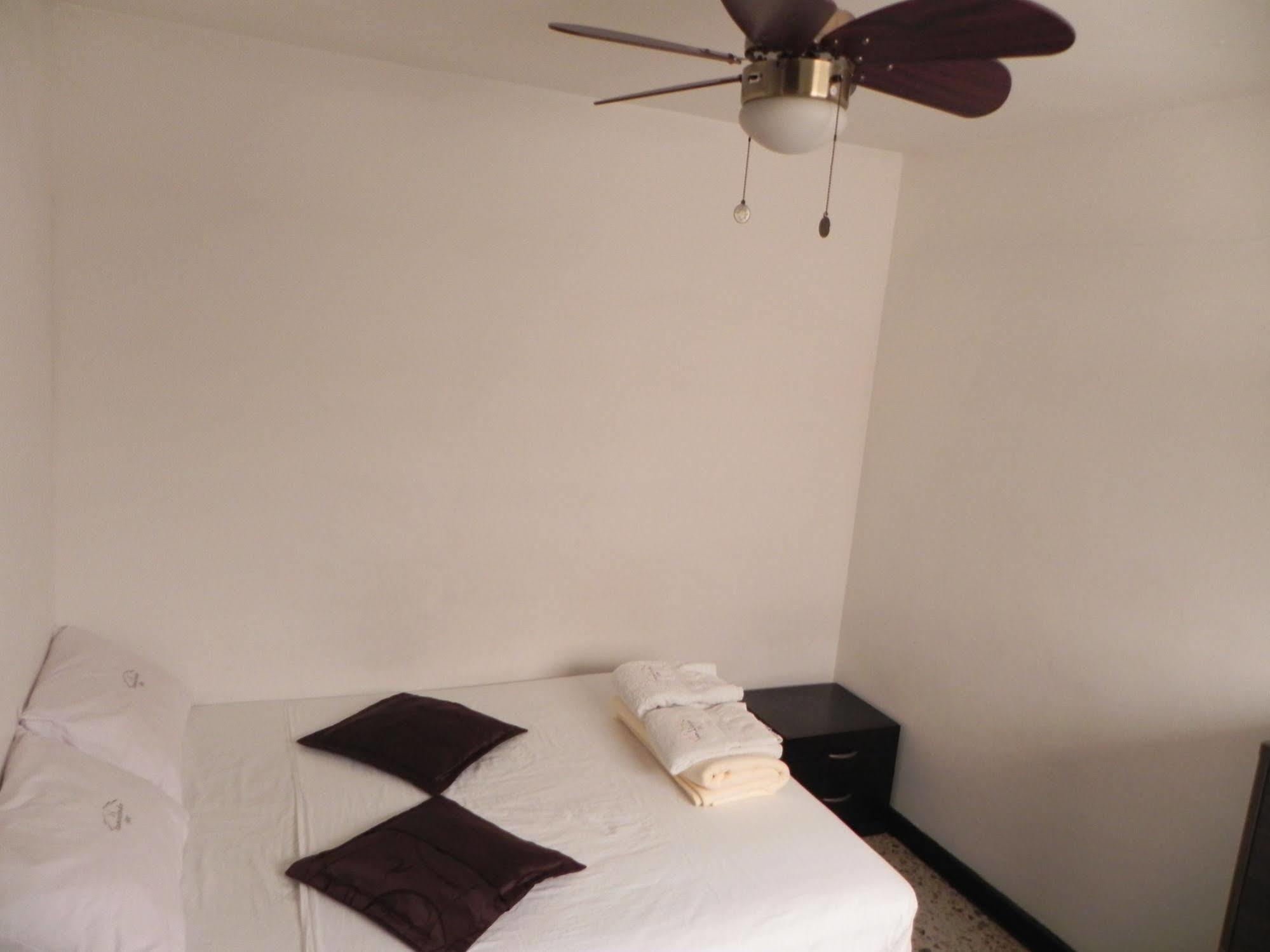 Hostal Tamarindo Inn Medellin Exterior photo