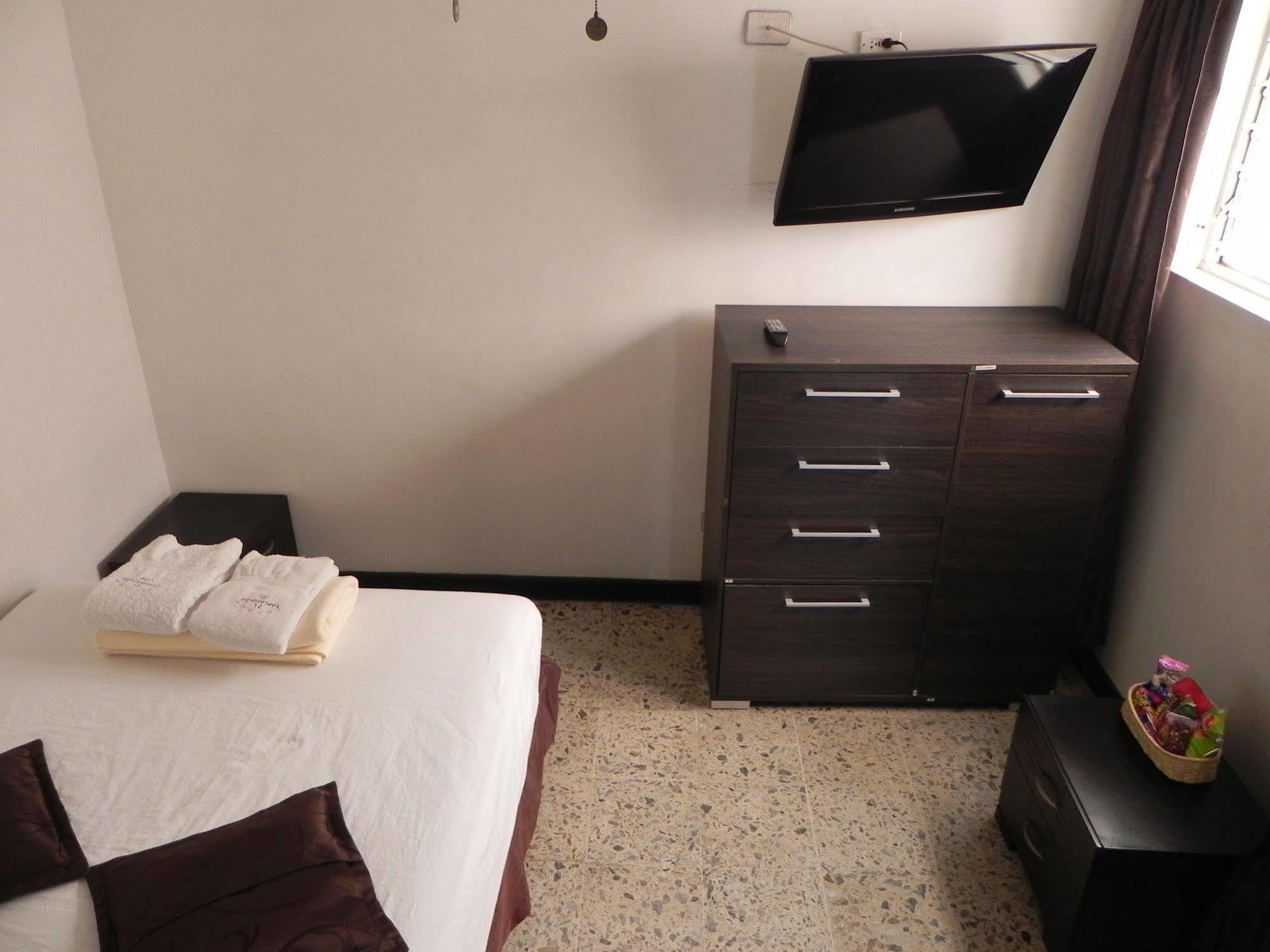 Hostal Tamarindo Inn Medellin Exterior photo