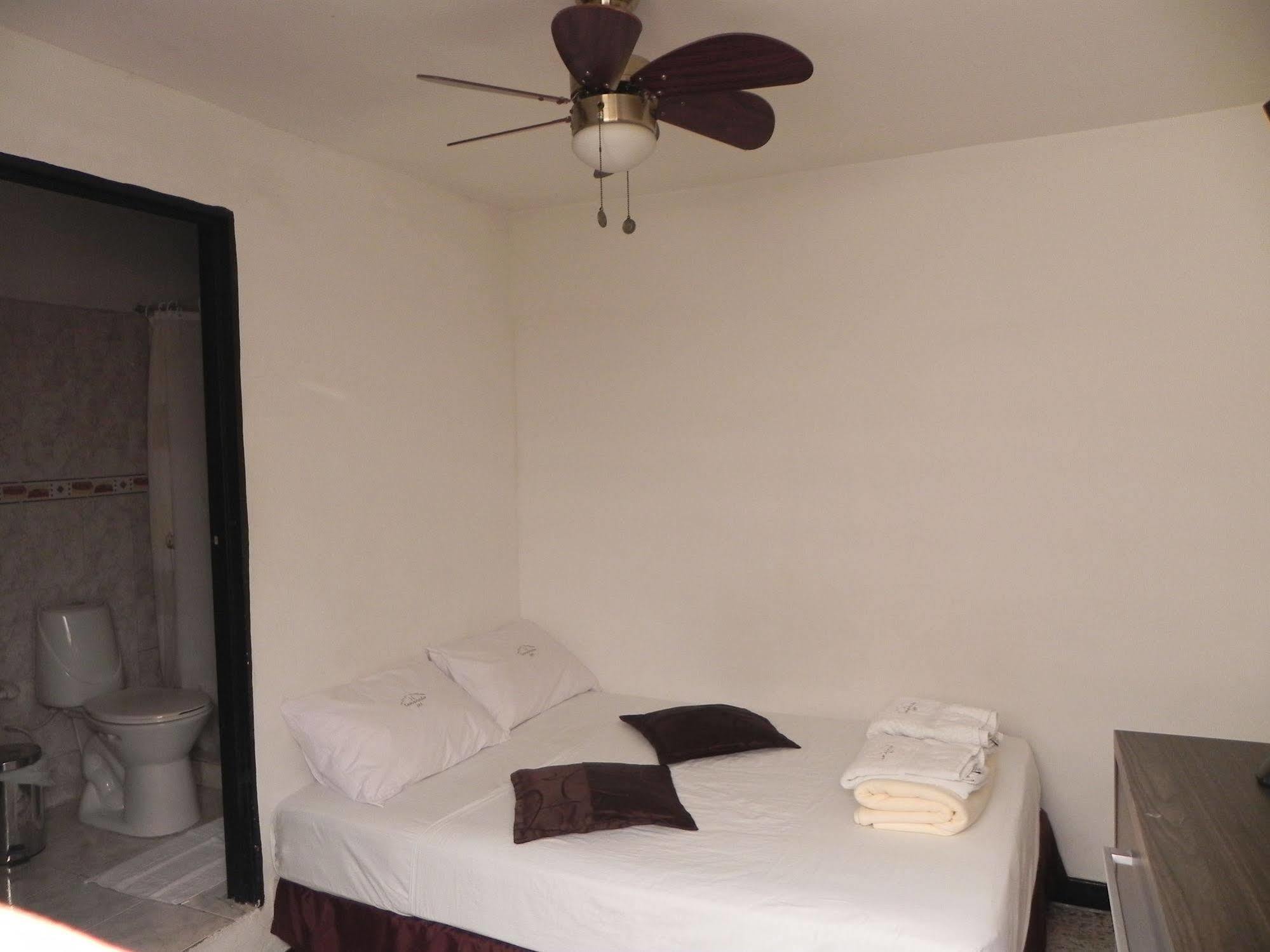 Hostal Tamarindo Inn Medellin Exterior photo